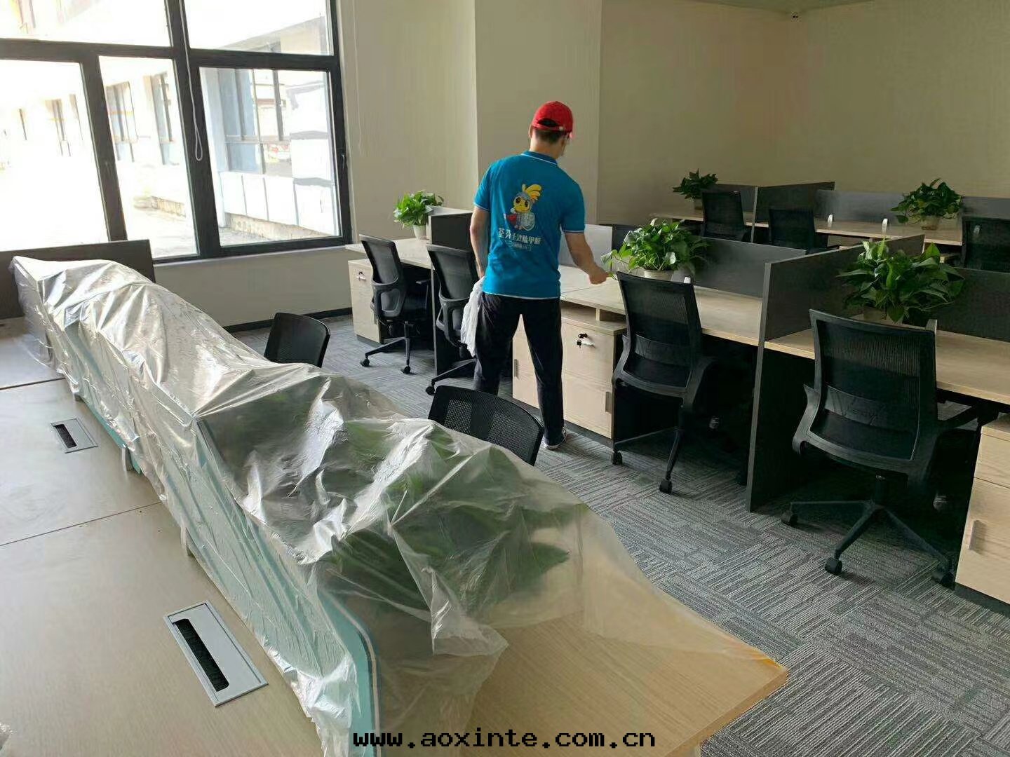 学校(xiào)辦(bàn)公(gōng)室(shì)桌(zhuō)椅(yǐ)噴涂治理(lǐ)甲醛