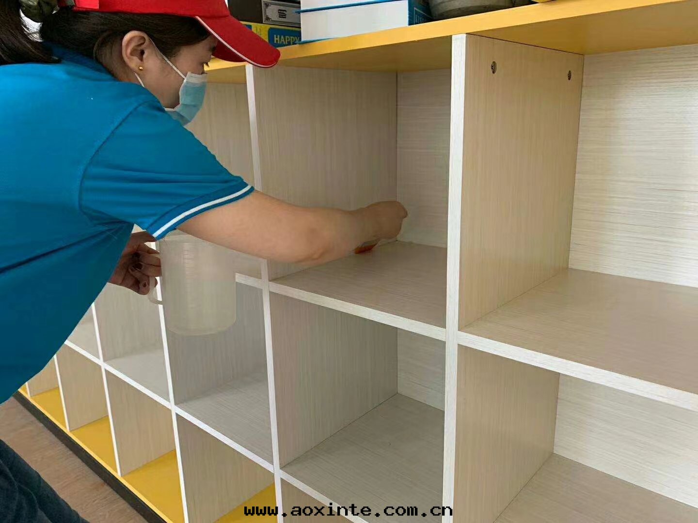 櫃子隔檔縫隙刷子精细(xì)化(huà)施工治理(lǐ)