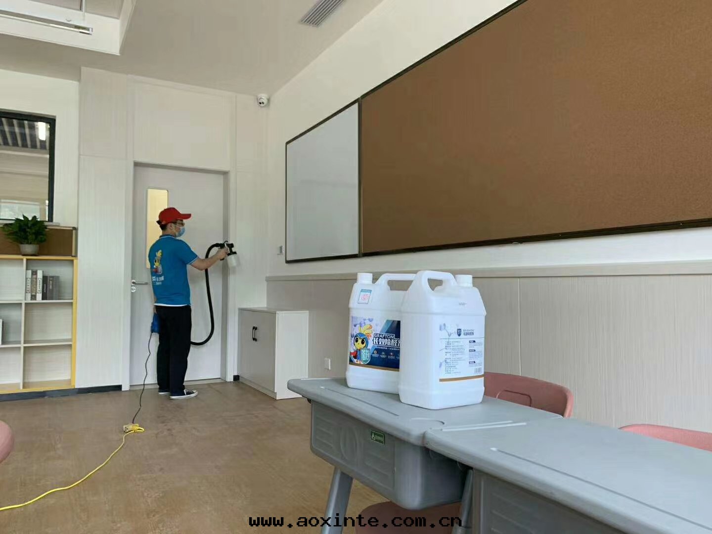 教室(shì)墙面(miàn)全(quán)方(fāng)位(wèi)噴涂施工治理(lǐ)甲醛