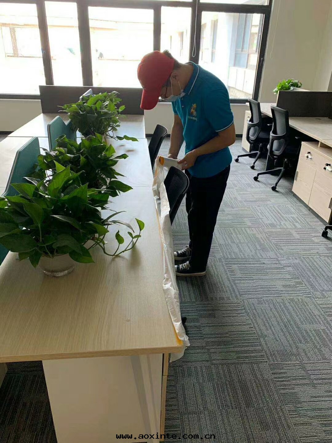 辦(bàn)公(gōng)桌(zhuō)椅(yǐ)全(quán)方(fāng)位(wèi)施工治理(lǐ)甲醛