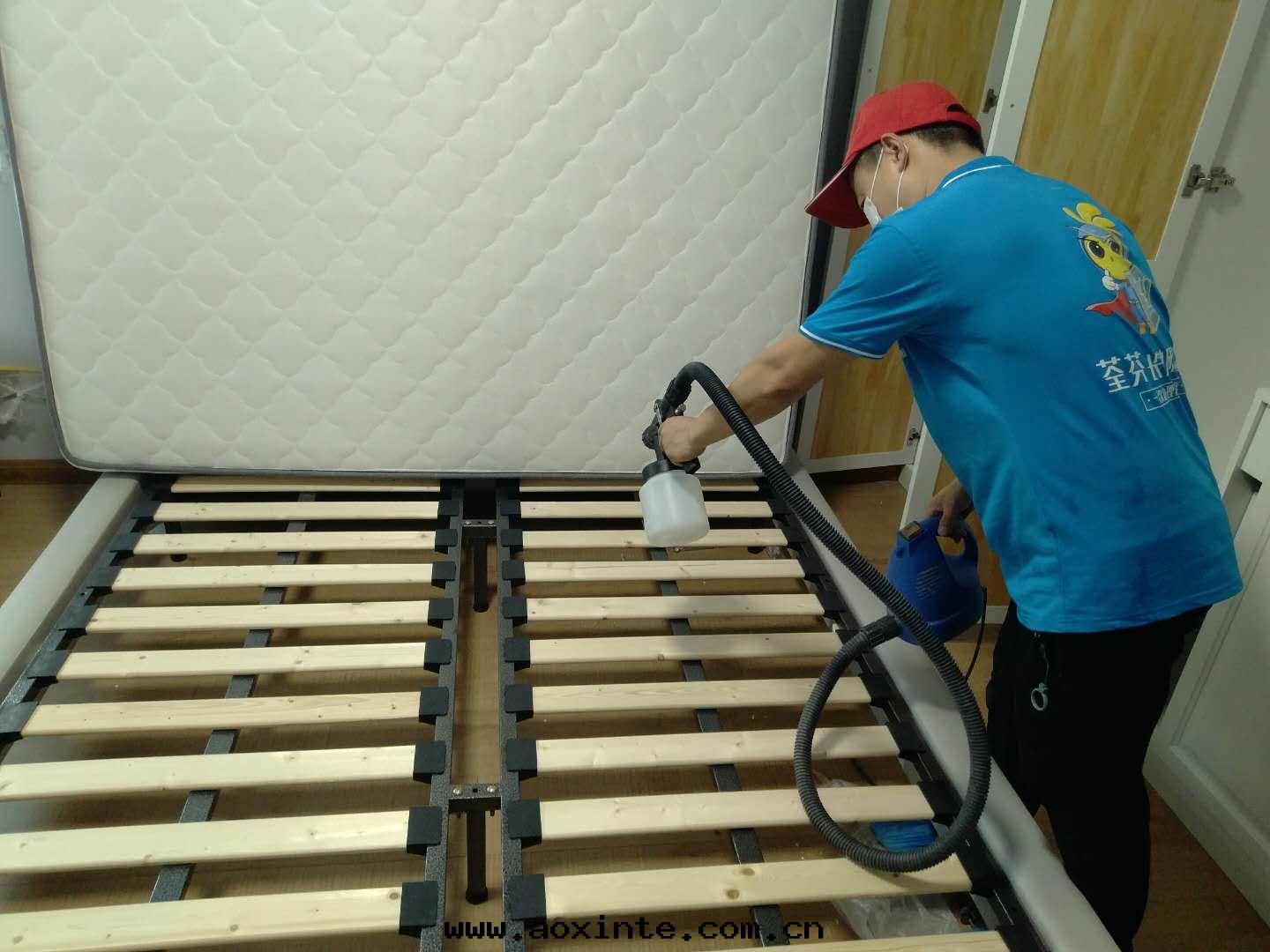新(xīn)房(fáng)除甲醛床(chuáng)架施工