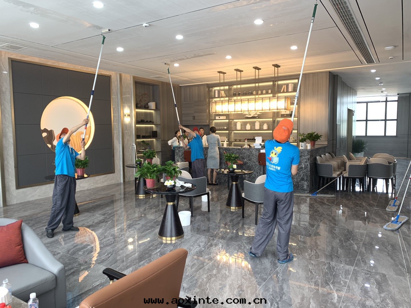 大(dà)廳顶面(miàn)滾筒全(quán)方(fāng)位(wèi)施工治理(lǐ)甲醛