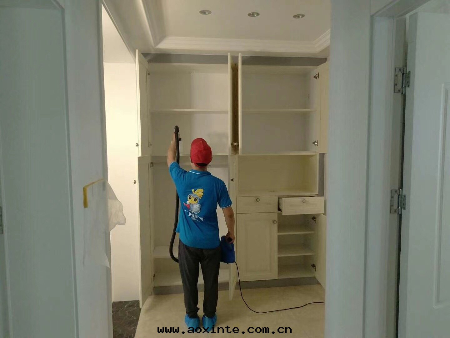 衣(yī)櫃除甲醛施工