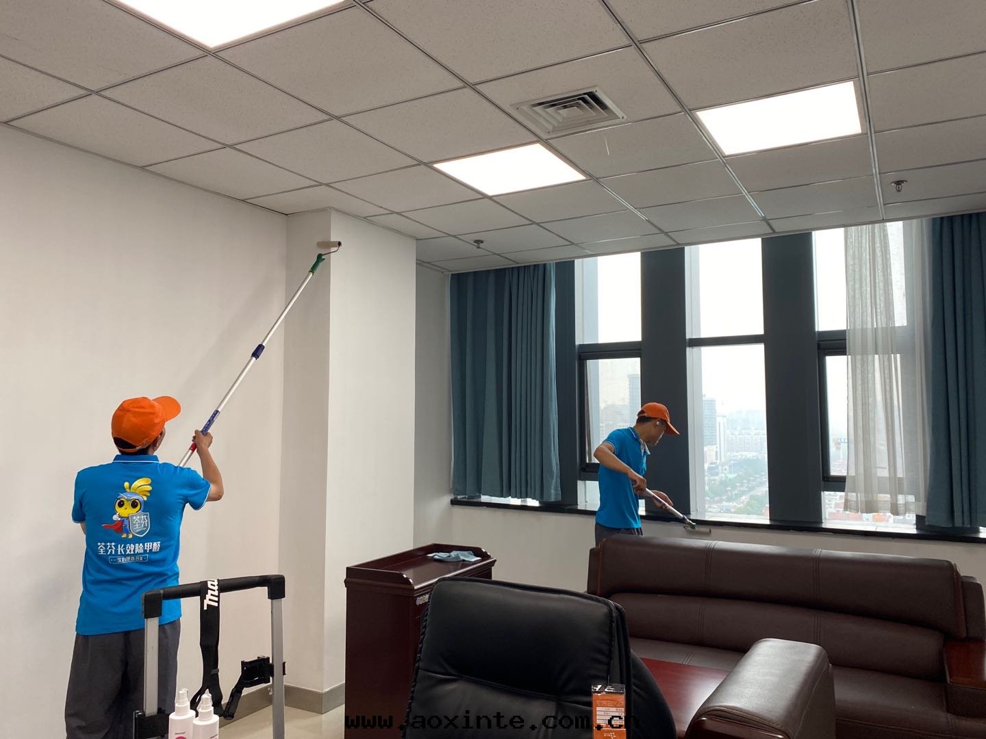 政(zhèng)府辦(bàn)公(gōng)室(shì)天(tiān)花(huā)闆墙壁(bì)全(quán)面(miàn)施工