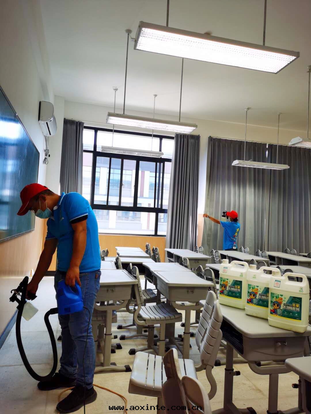 教室(shì)牆(qiáng)面(miàn)窗(chuāng)帘(lián)噴塗治理(lǐ)