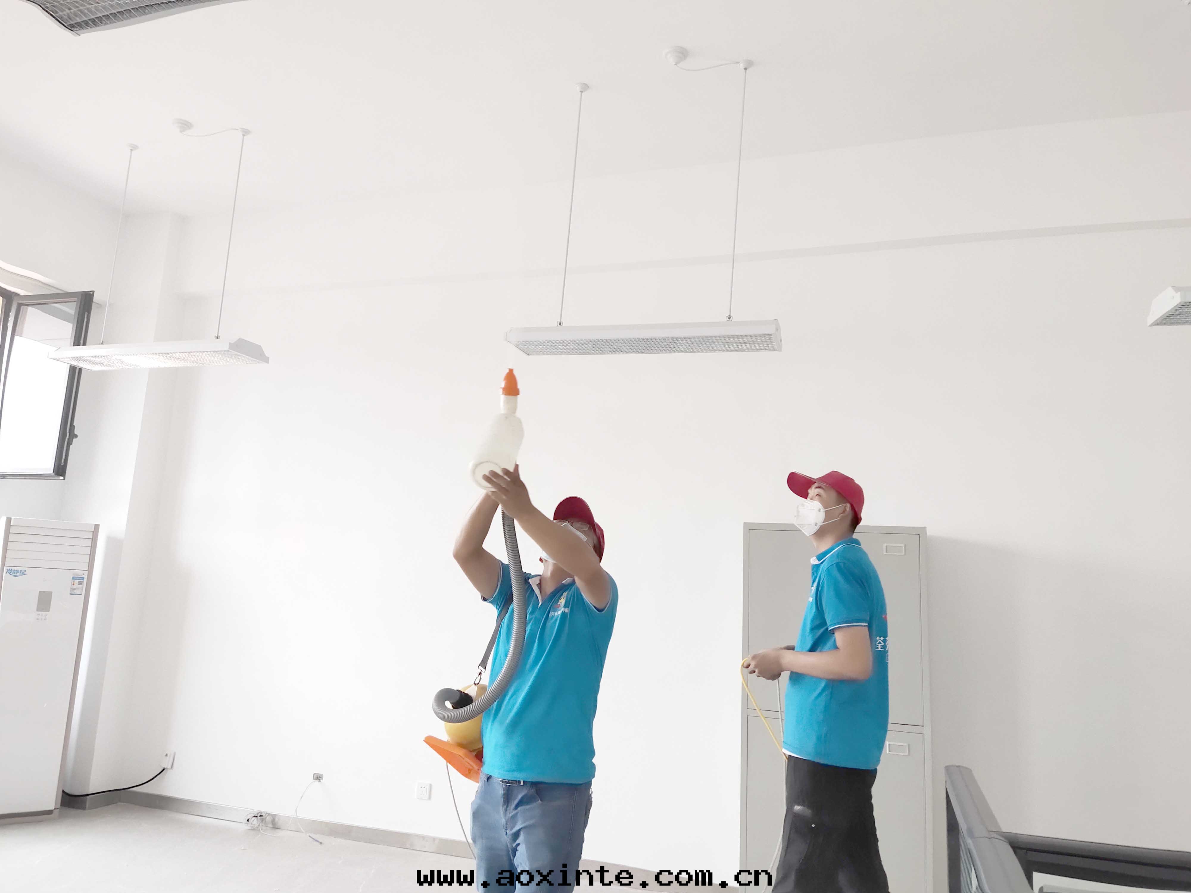 教室(shì)頂面(miàn)大(dà)噴枪噴塗除甲醛