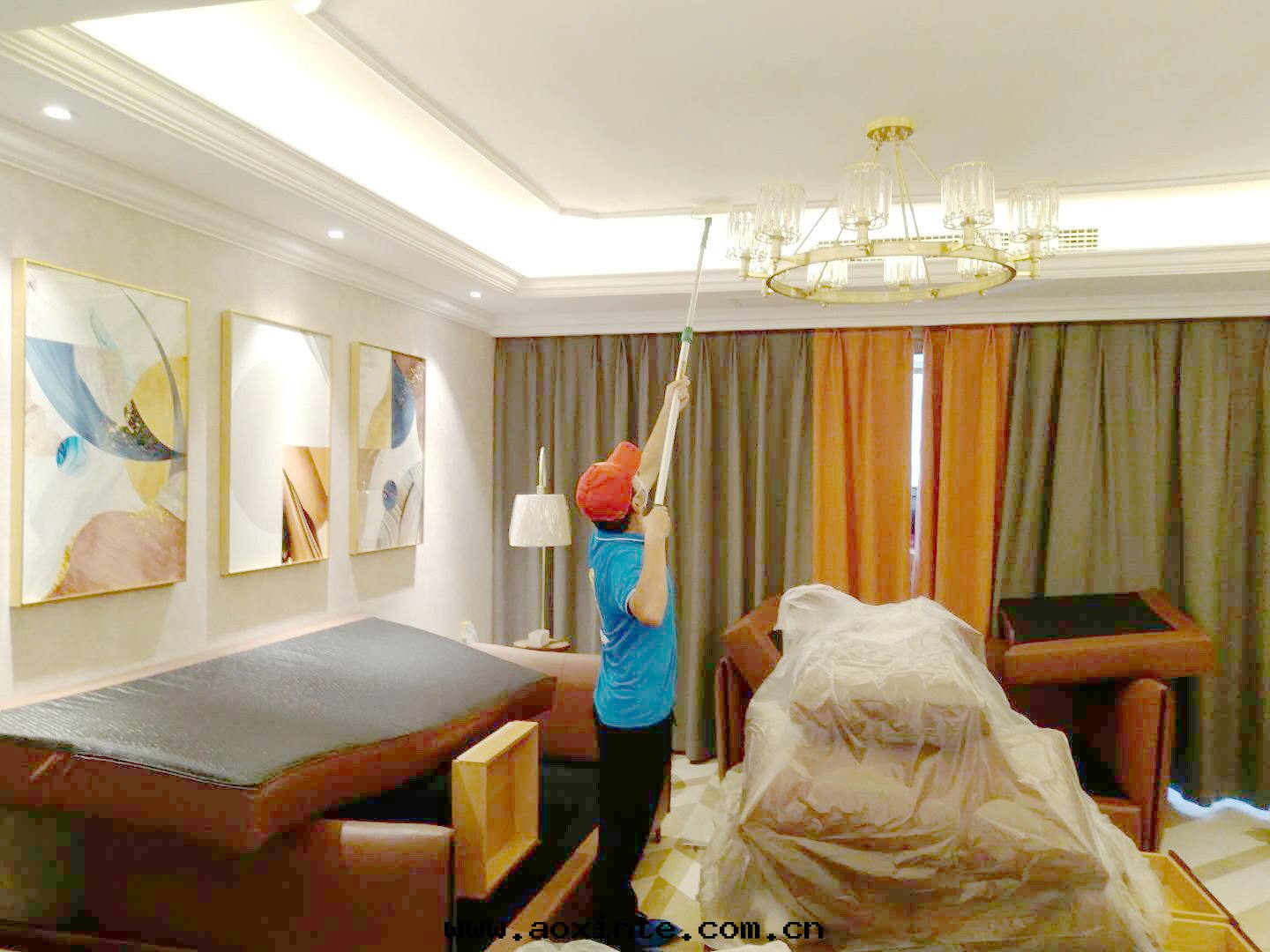 客廳顶面(miàn)滾筒全(quán)方(fāng)位(wèi)施工治理(lǐ)甲醛