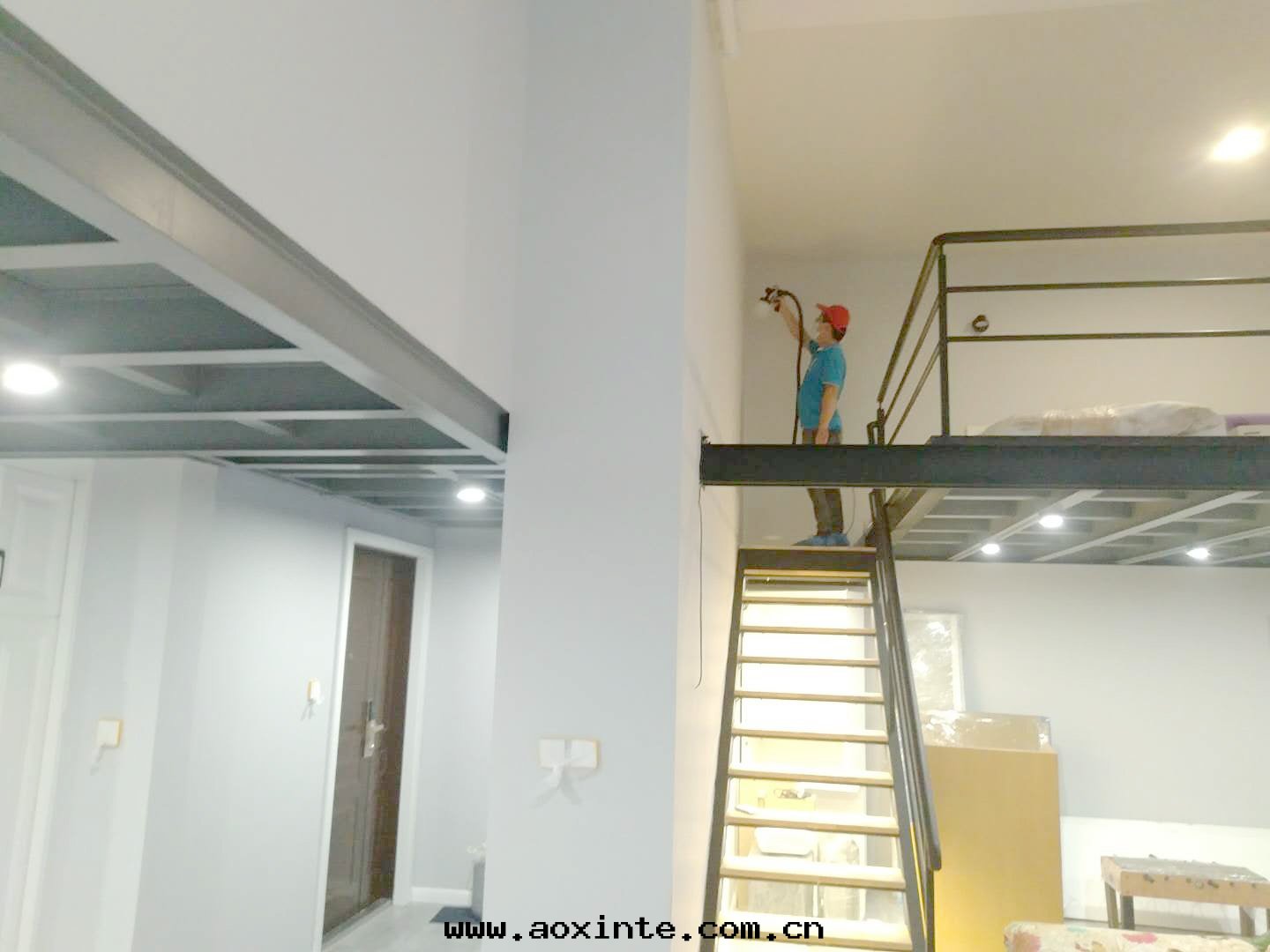 过(guò)道(dào)牆(qiáng)面(miàn)噴枪全(quán)方(fāng)位(wèi)施工治理(lǐ)