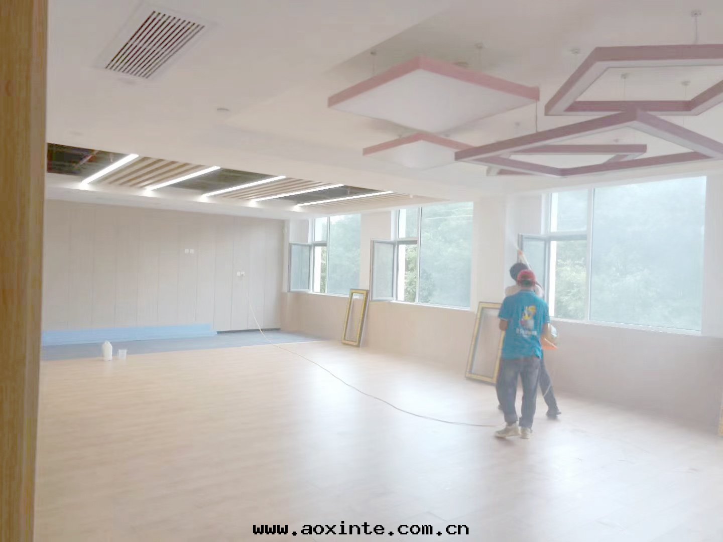 教室(shì)牆(qiáng)面(miàn)頂面(miàn)噴枪施工治理(lǐ)