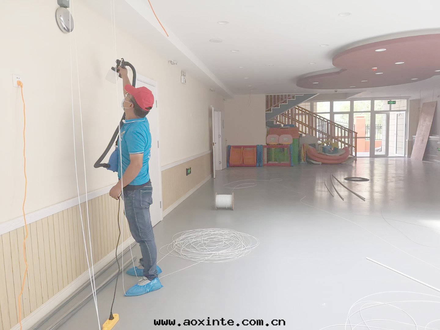 教室(shì)牆(qiáng)面(miàn)噴枪施工治理(lǐ)