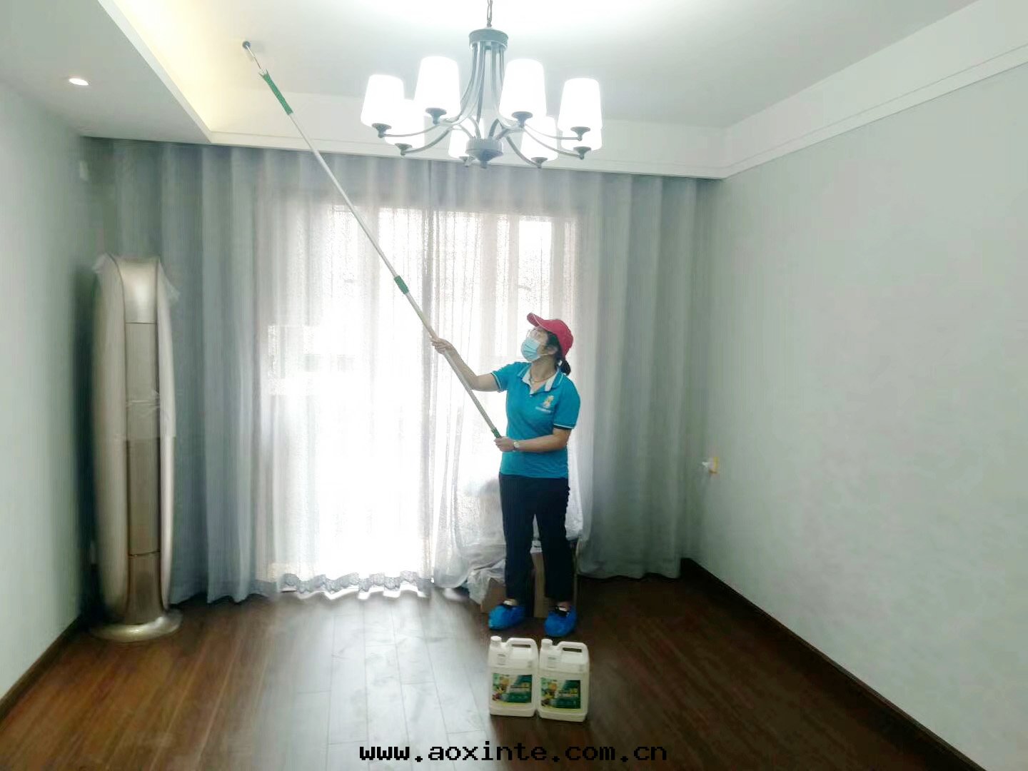 客廳顶面(miàn)滾筒全(quán)方(fāng)位(wèi)施工治理(lǐ)