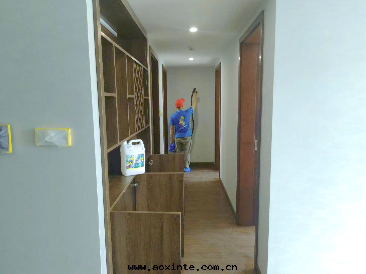 客廳过(guò)道(dào)墙面(miàn)噴槍施工治理(lǐ)