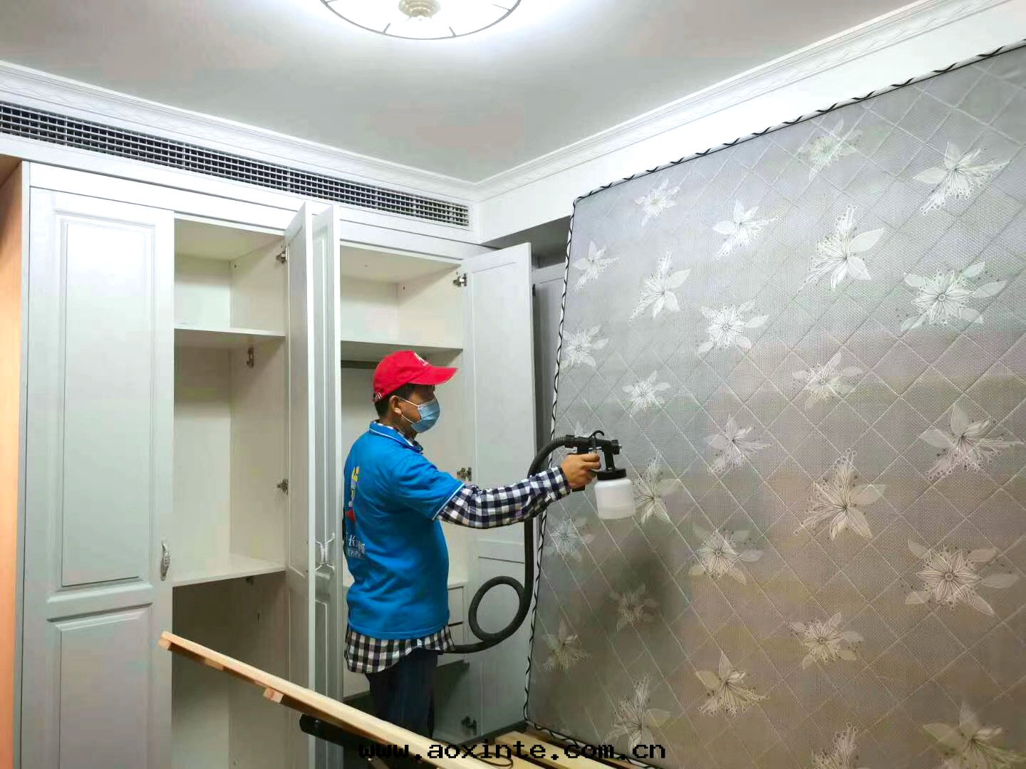 卧室(shì)床(chuáng)垫(diàn)噴槍施工治理(lǐ)甲醛