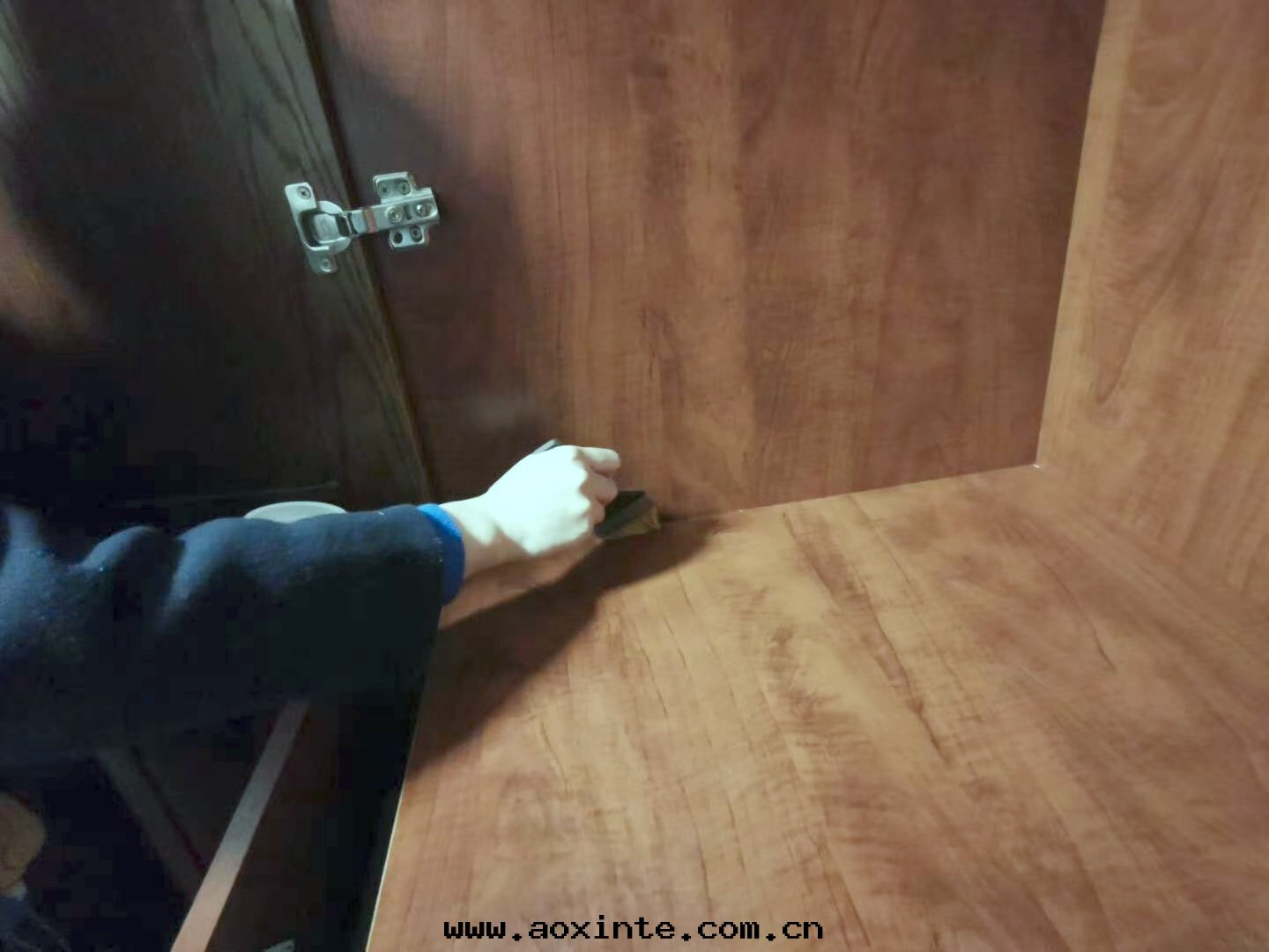 櫃子縫隙處(chù)刷子精细(xì)化(huà)施工治理(lǐ)甲醛