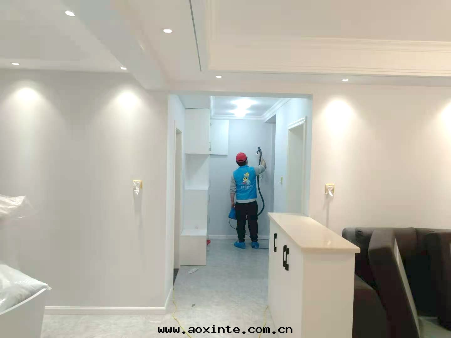 客餐廳过(guò)道(dào)墙面(miàn)噴涂施工治理(lǐ)甲醛