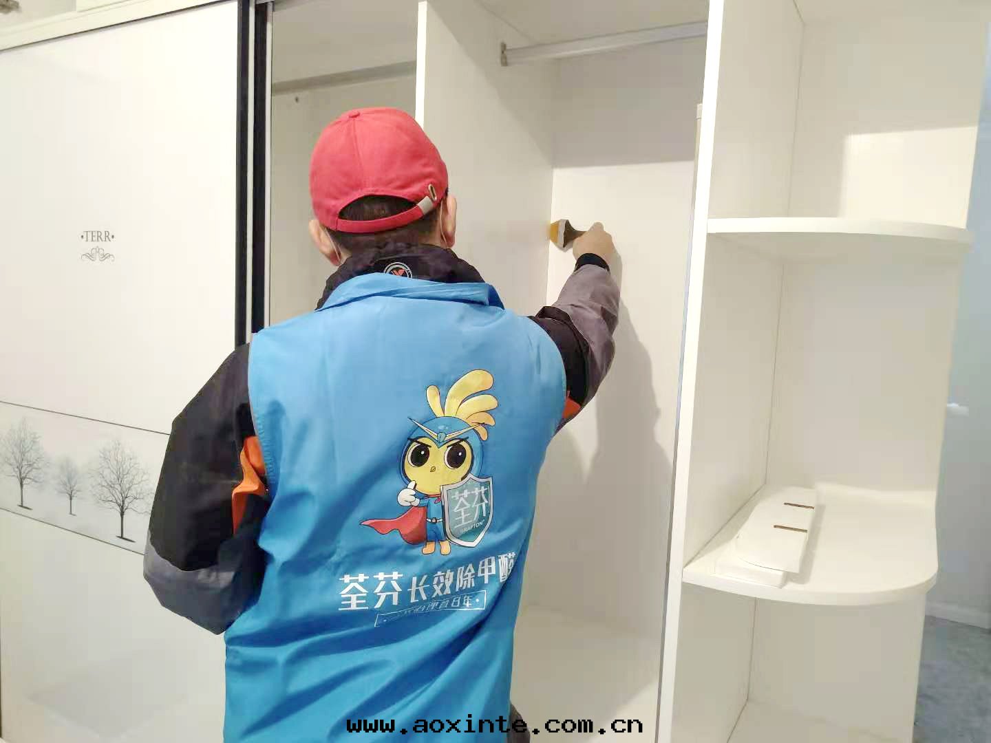 櫃子縫隙刷子精细(xì)化(huà)施工治理(lǐ)甲醛