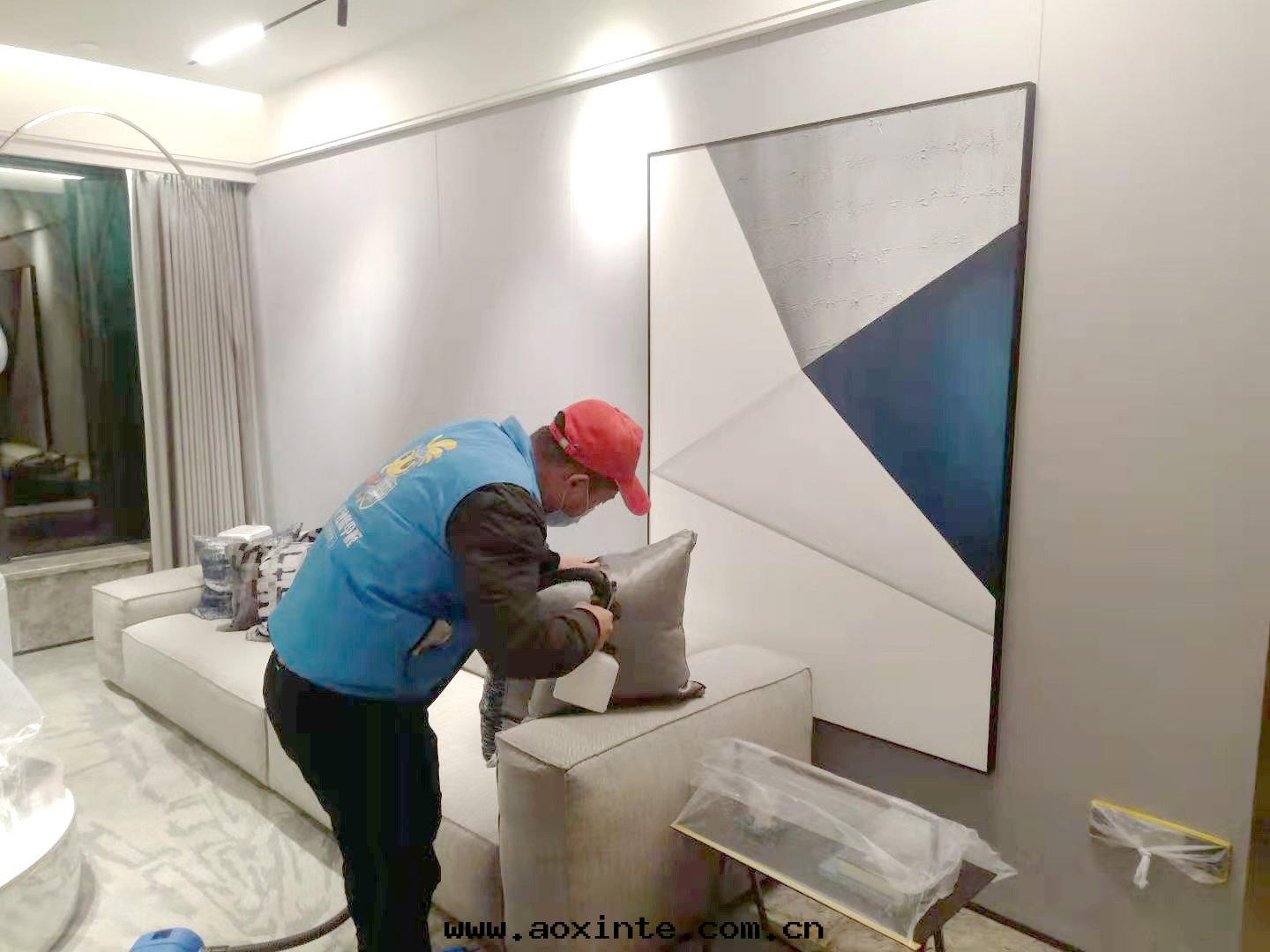 辦(bàn)公(gōng)室(shì)家具沙(shā)發(fà)墙面(miàn)施工治理(lǐ)