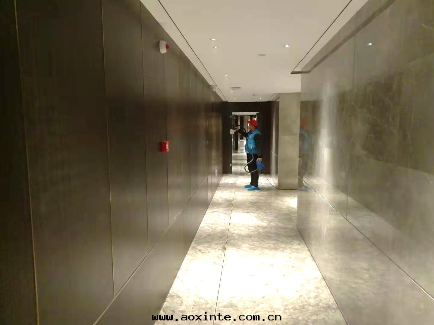 辦(bàn)公(gōng)室(shì)过(guò)道(dào)墙面(miàn)噴涂治理(lǐ)