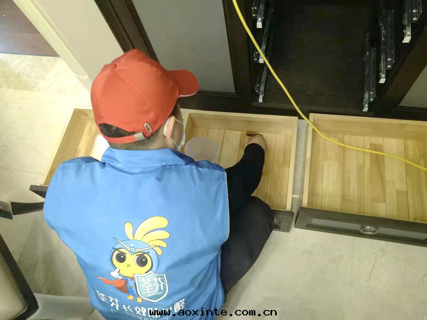 櫃子抽屜縫隙刷子精细(xì)化(huà)施工治理(lǐ)