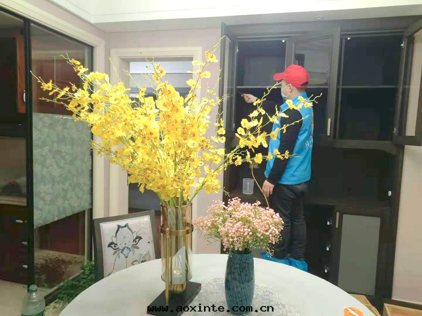 客廳木(mù)櫃重(zhòng)點(diǎn)污染源刷子精细(xì)化(huà)施工