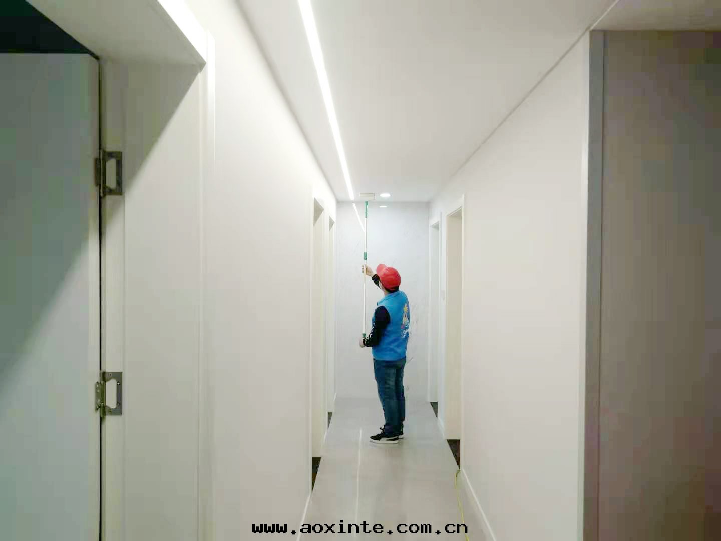 客廳顶面(miàn)滾筒施工吸附甲醛