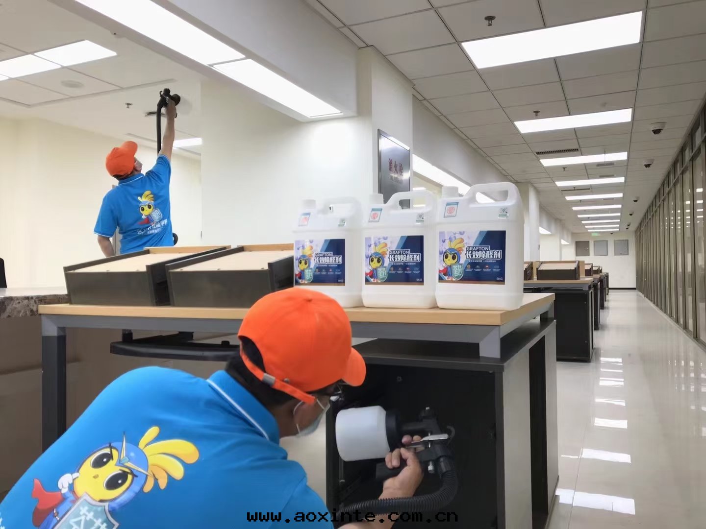 银(yín)行桌椅过(guò)道(dào)頂面(miàn)施工