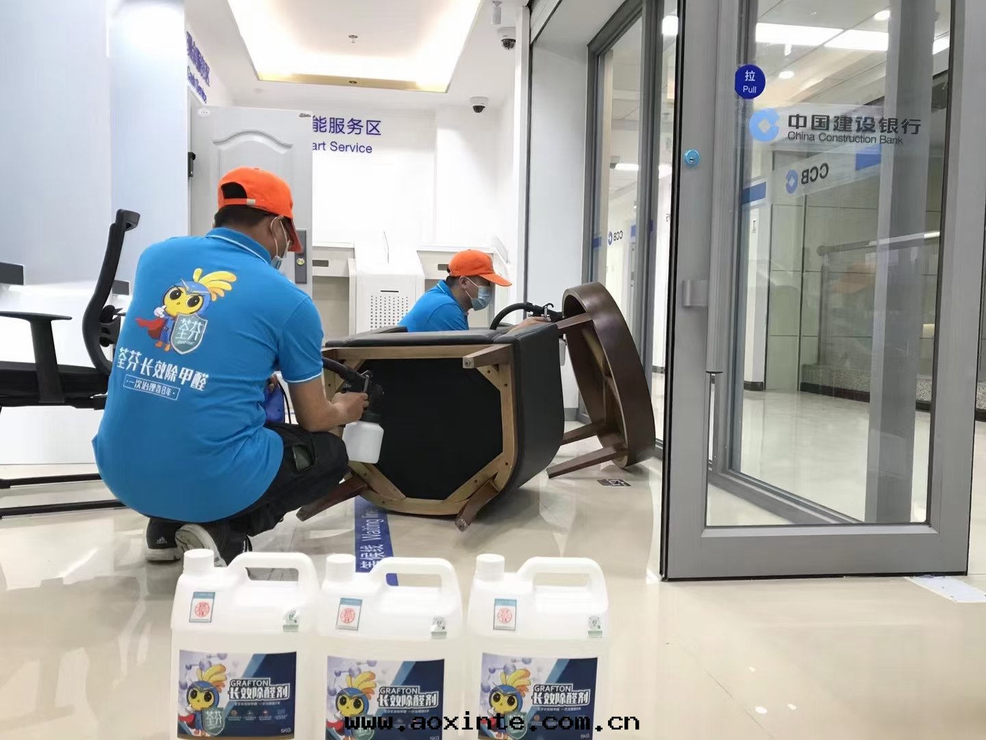 辦(bàn)公(gōng)桌椅全(quán)方(fāng)位(wèi)噴塗施工