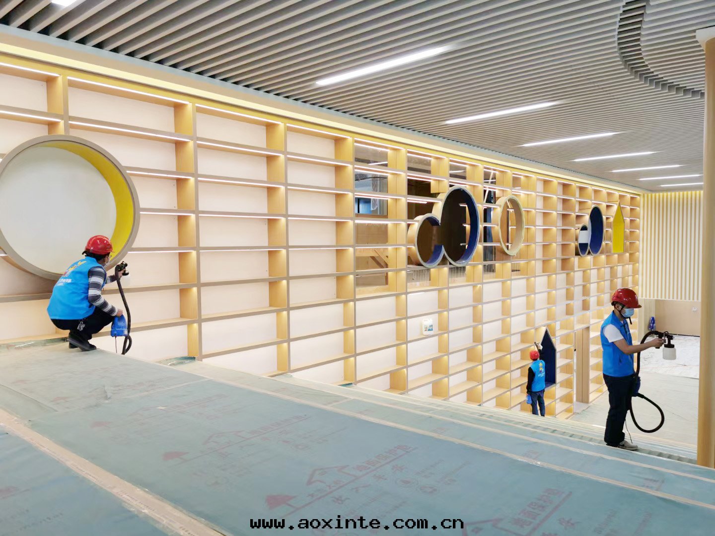 報告廳木(mù)質(zhì)造型全(quán)方(fāng)位(wèi)噴涂