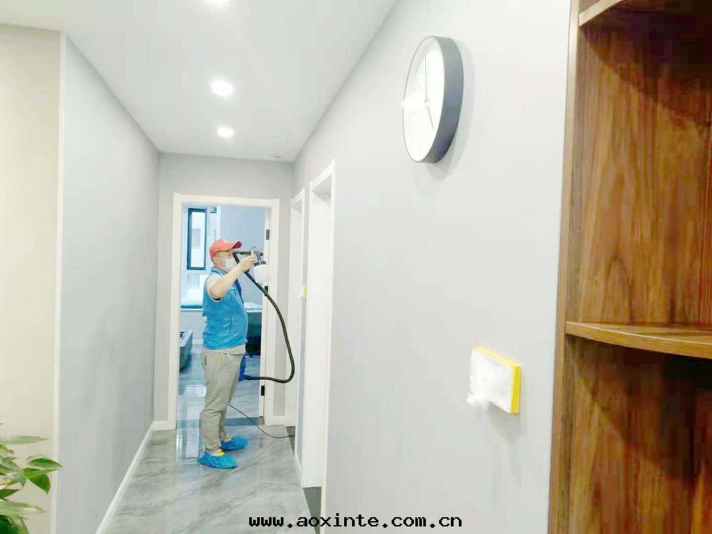 过(guò)道(dào)墙面(miàn)噴槍全(quán)方(fāng)位(wèi)噴涂