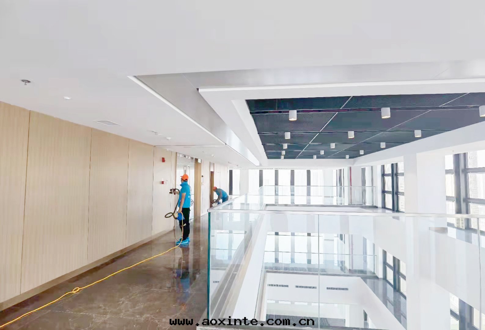 太原地(dì)铁(tiě)中(zhōng)心(xīn)大(dà)廳牆(qiáng)面(miàn)噴塗施工