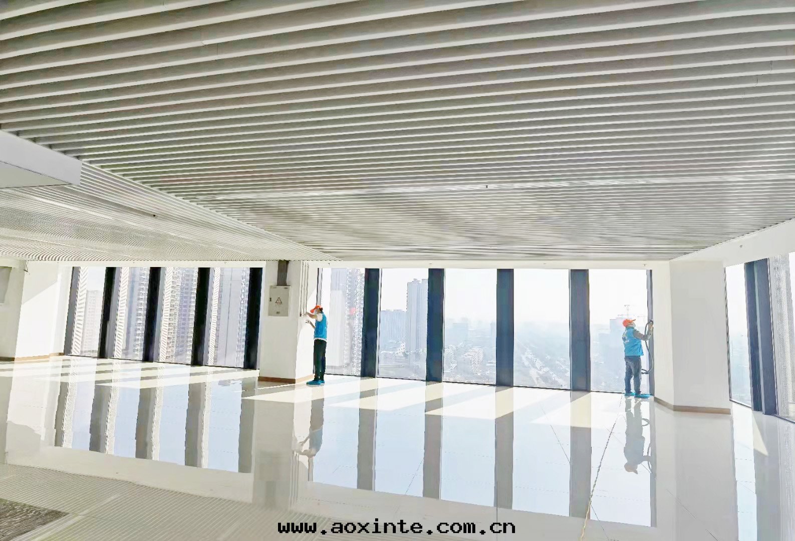 太原地(dì)铁(tiě)中(zhōng)心(xīn)牆(qiáng)面(miàn)噴塗施工