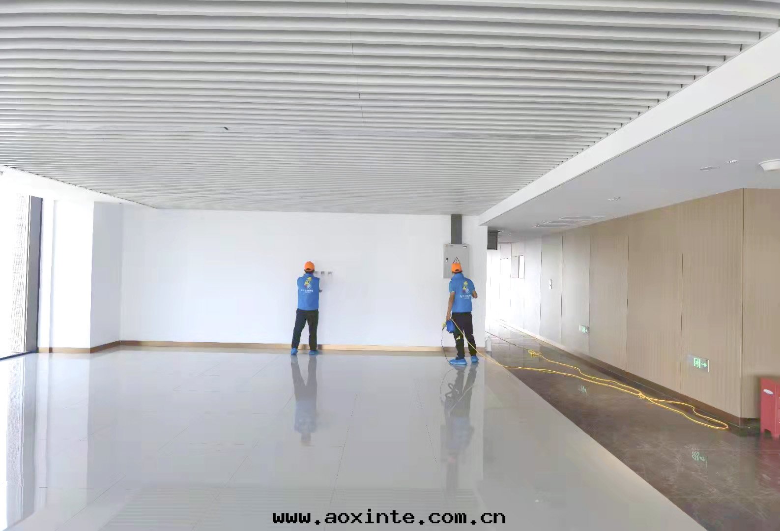 太原地(dì)铁(tiě)中(zhōng)心(xīn)牆(qiáng)面(miàn)噴塗施工