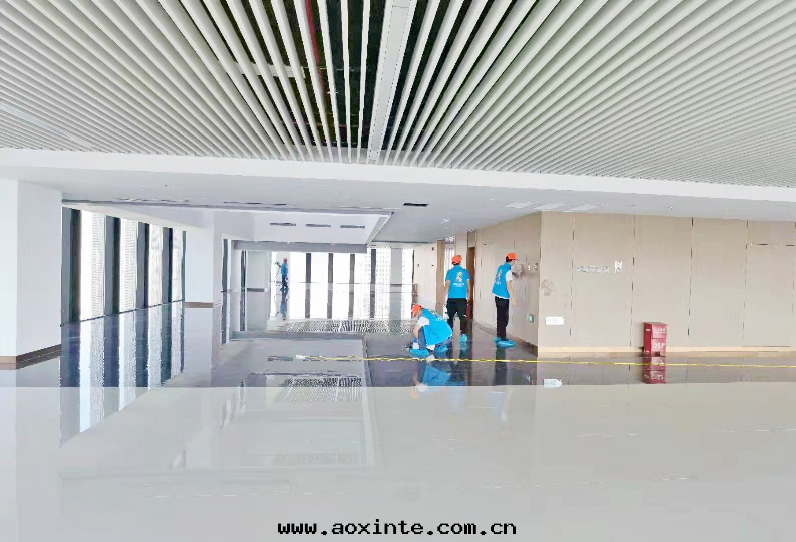 太原地(dì)铁(tiě)中(zhōng)心(xīn)牆(qiáng)面(miàn)噴塗施工