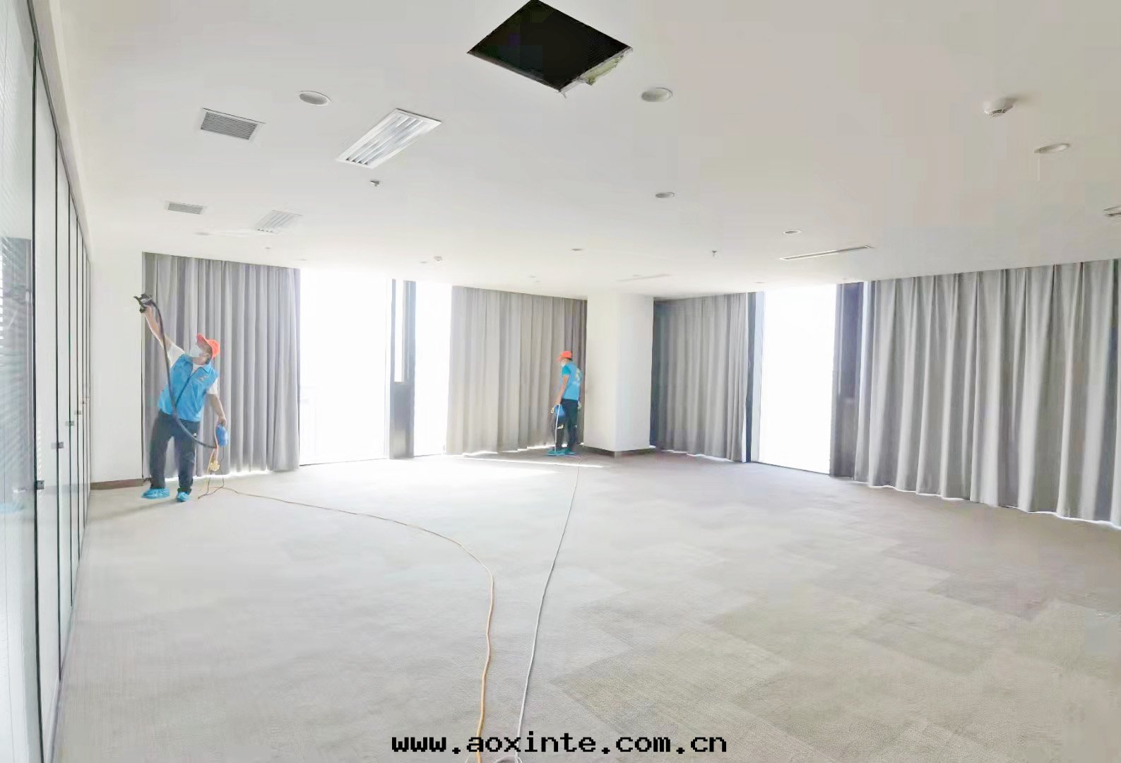 太原地(dì)铁(tiě)中(zhōng)心(xīn)会(huì)議室(shì)牆(qiáng)面(miàn)噴塗施工