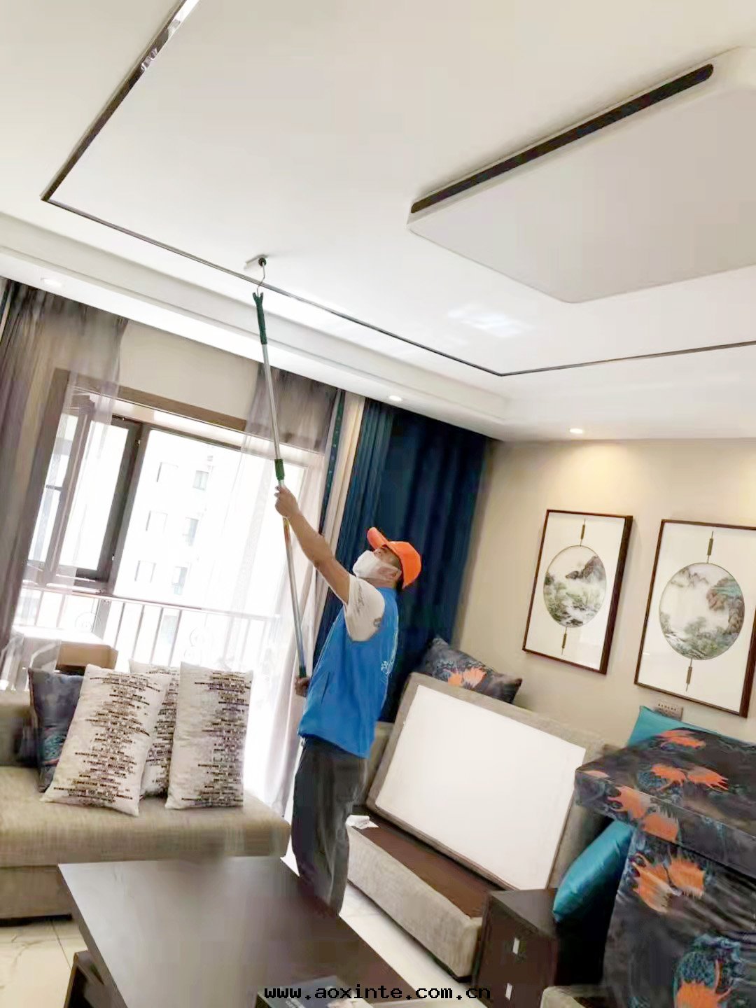 客廳顶面(miàn)滾筒全(quán)方(fāng)位(wèi)施工治理(lǐ)