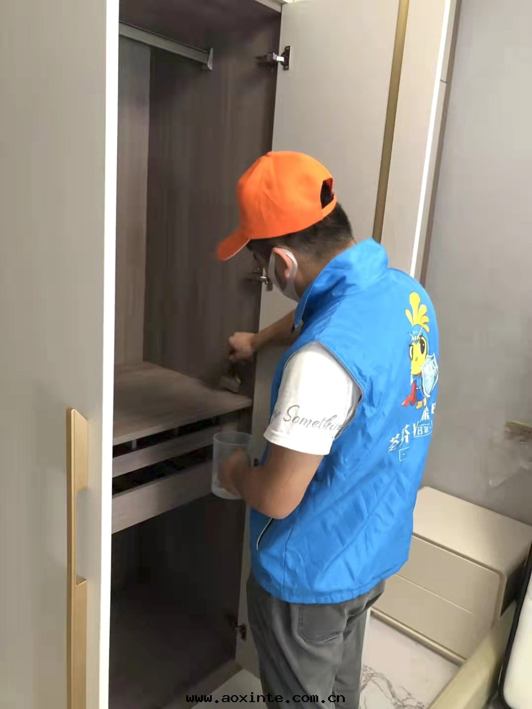 卧室(shì)衣(yī)櫃縫隙刷子精细(xì)化(huà)施工