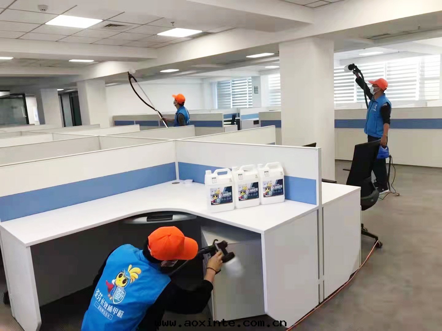 银(yín)行辦(bàn)公(gōng)大(dà)廳全(quán)方(fāng)位(wèi)噴塗治理(lǐ)