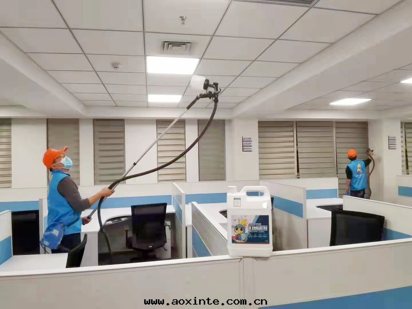 银(yín)行辦(bàn)公(gōng)大(dà)廳頂面(miàn)牆(qiáng)面(miàn)噴枪施工治理(lǐ)