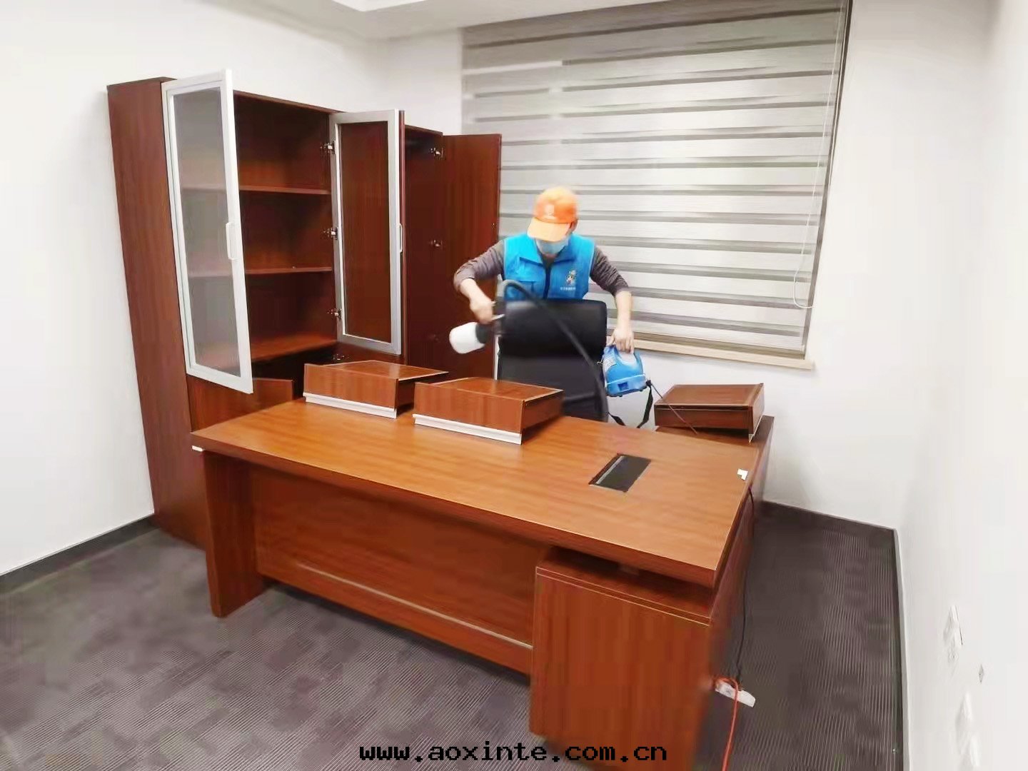 辦(bàn)公(gōng)室(shì)書(shū)桌噴塗治理(lǐ)甲醛