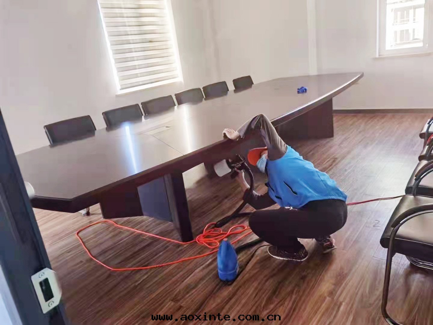 银(yín)行会(huì)議室(shì)桌椅噴枪噴塗