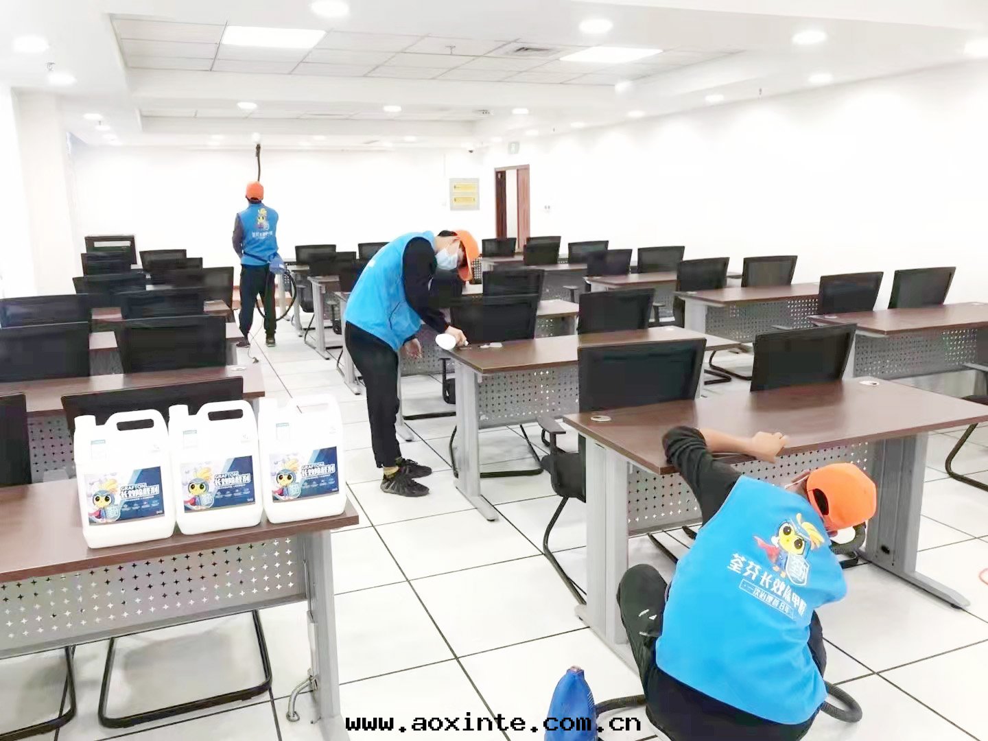 银(yín)行会(huì)議室(shì)桌椅噴塗治理(lǐ)