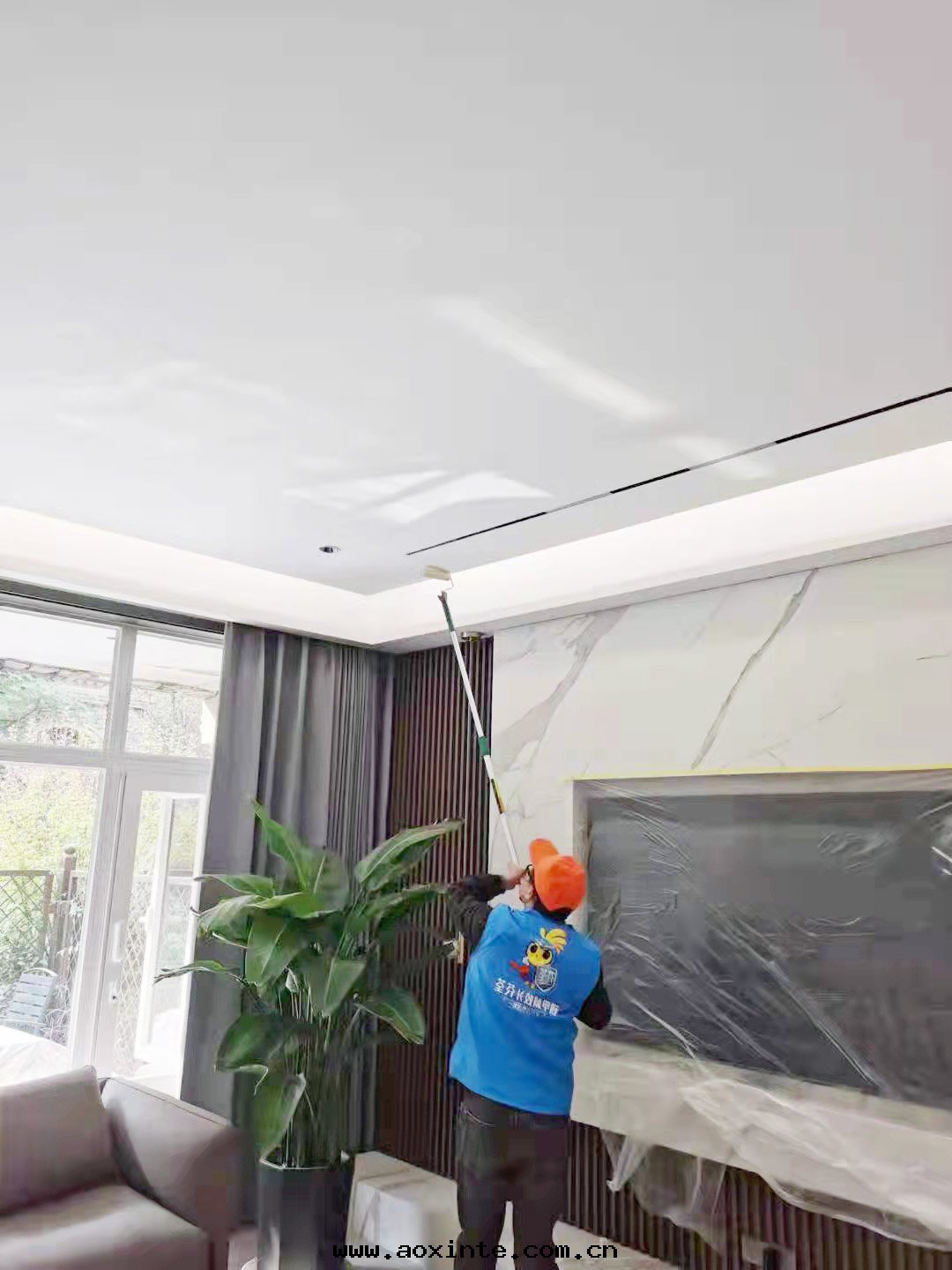 客廳頂面(miàn)滾筒施工治理(lǐ)甲醛