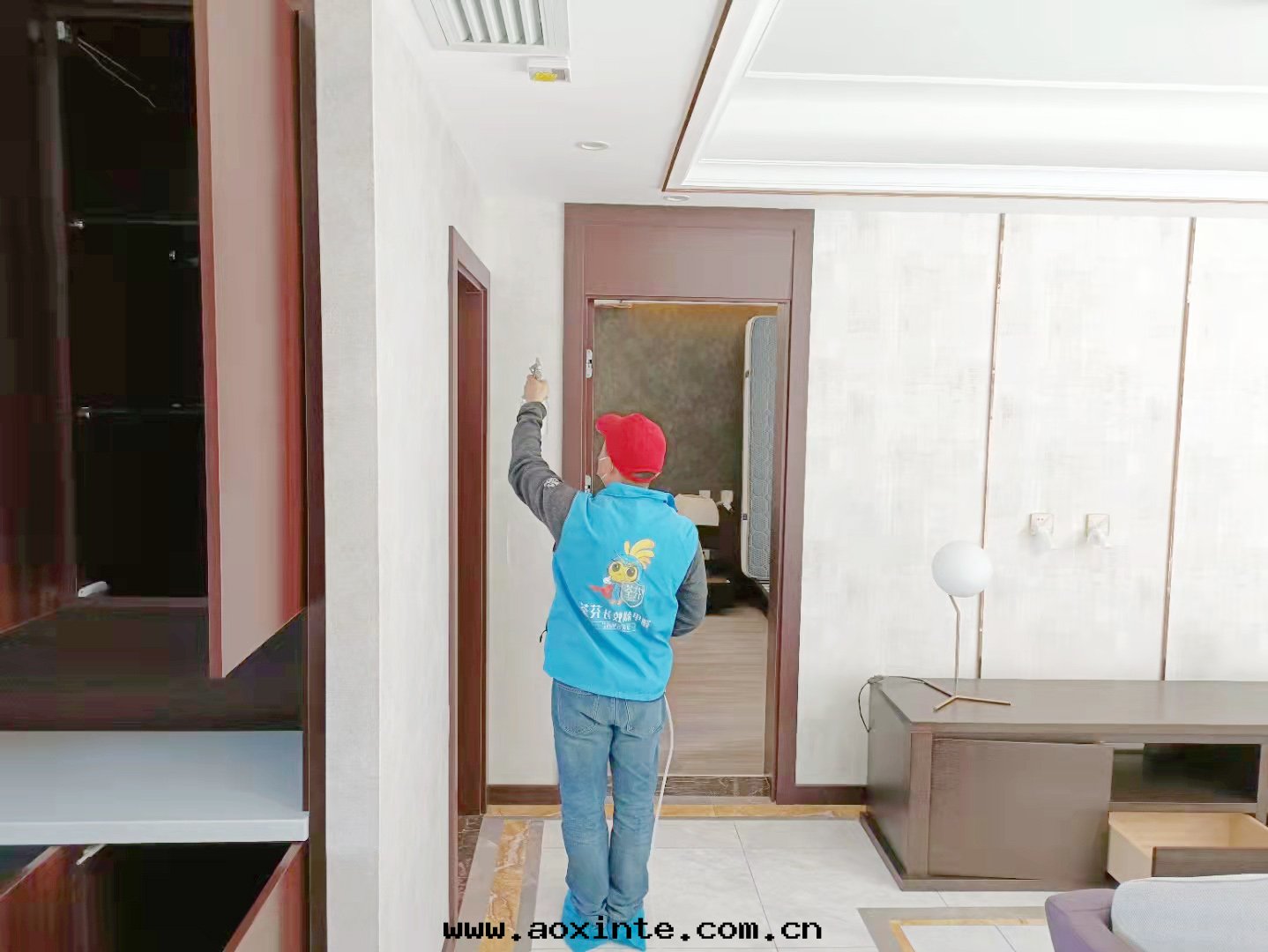 客餐廳过(guò)道(dào)墙面(miàn)噴涂治理(lǐ)