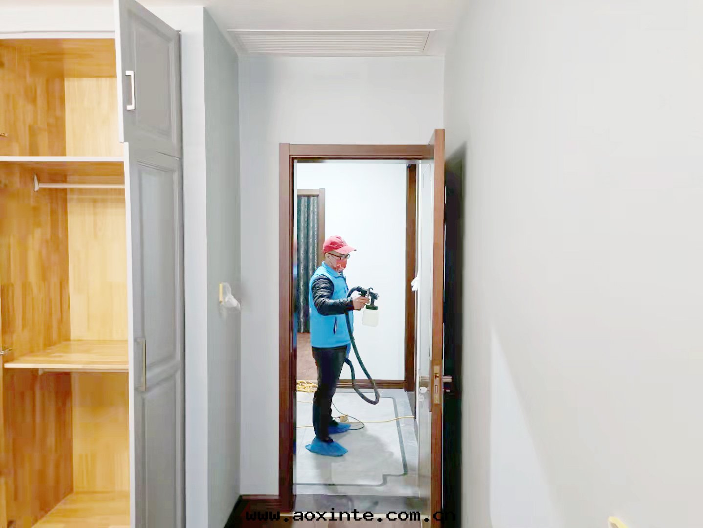 客餐廳过(guò)道(dào)墙面(miàn)噴槍施工治理(lǐ)