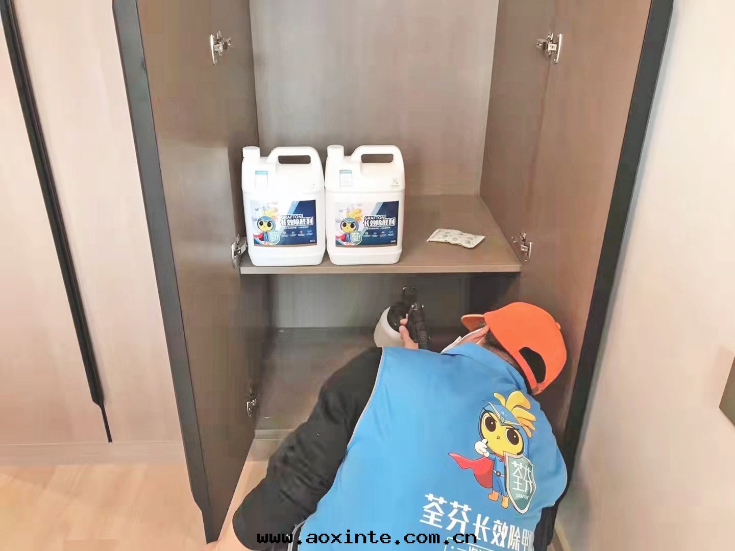 卧室(shì)衣(yī)櫃全(quán)方(fāng)位(wèi)噴塗治理(lǐ)