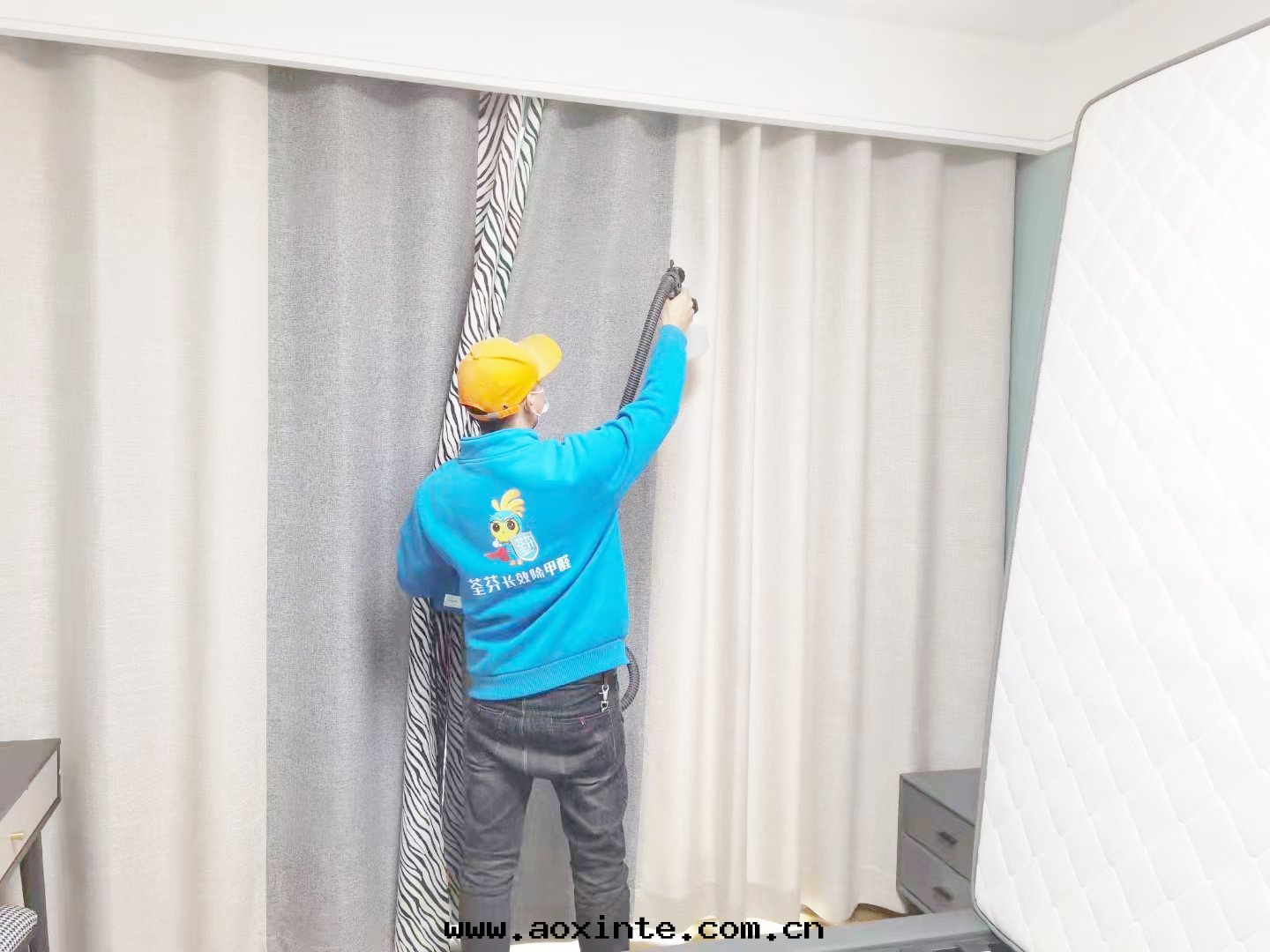 卧室(shì)窗(chuāng)帘(lián)全(quán)方(fāng)位(wèi)噴塗治理(lǐ)