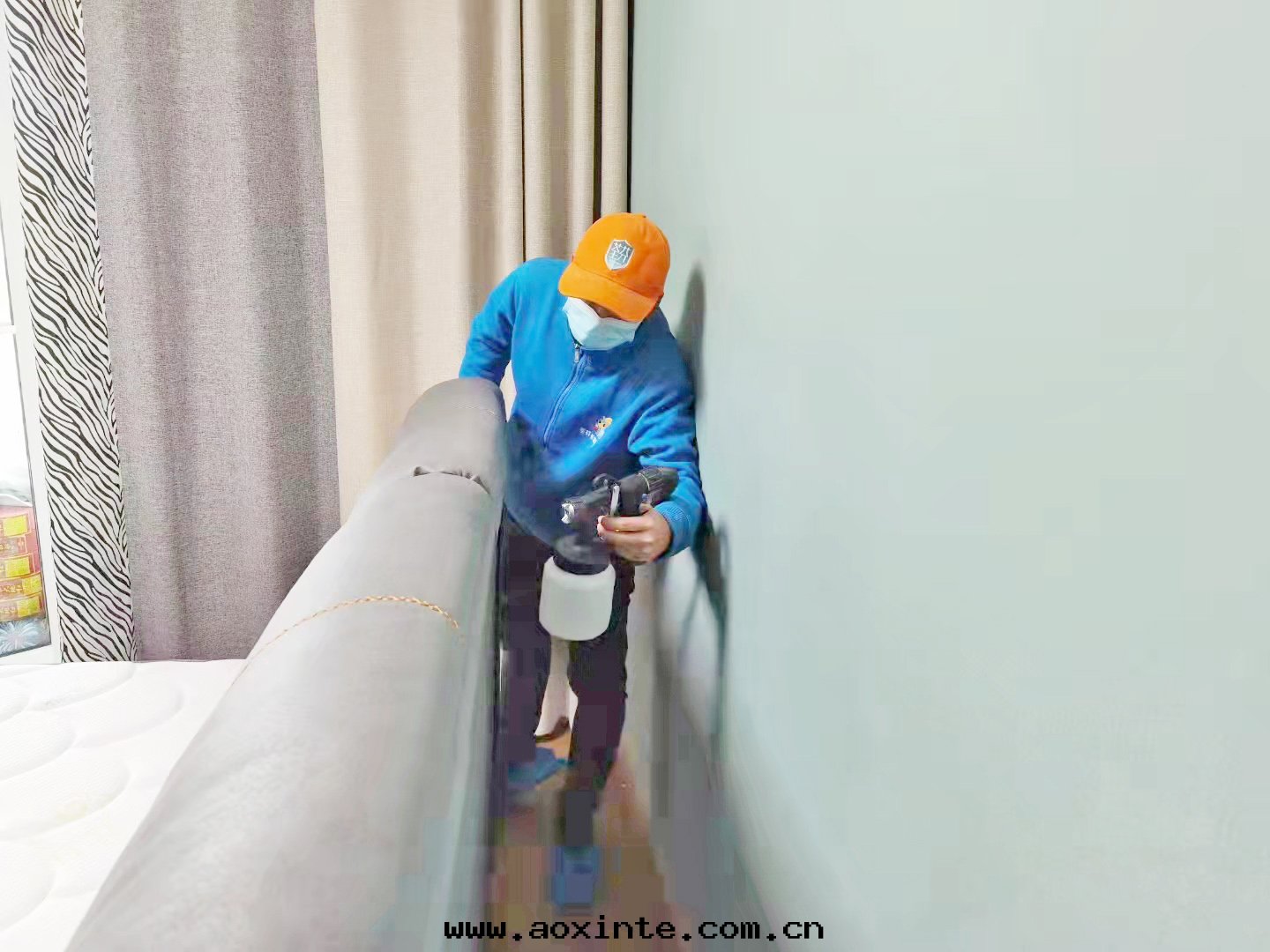 沙(shā)發(fà)背部(bù)底部(bù)全(quán)方(fāng)位(wèi)噴塗