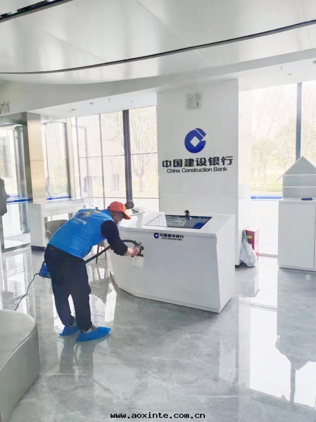 银(yín)行辦(bàn)公(gōng)區(qū)域噴枪施工治理(lǐ)甲醛