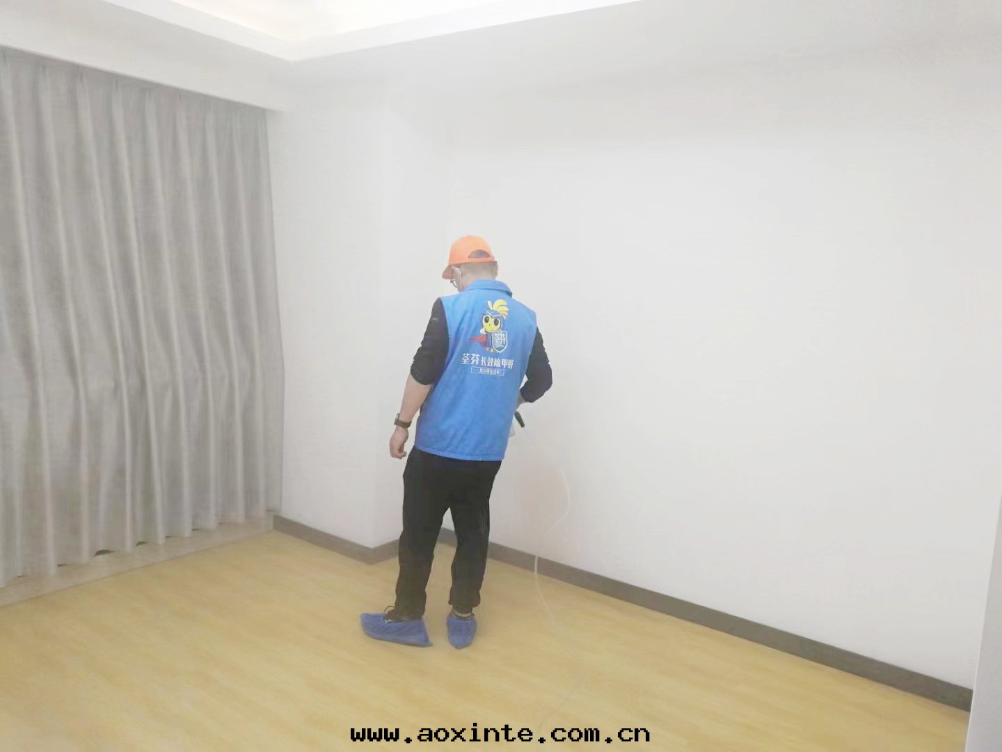 辦(bàn)公(gōng)室(shì)牆(qiáng)面(miàn)噴枪施工治理(lǐ)甲醛