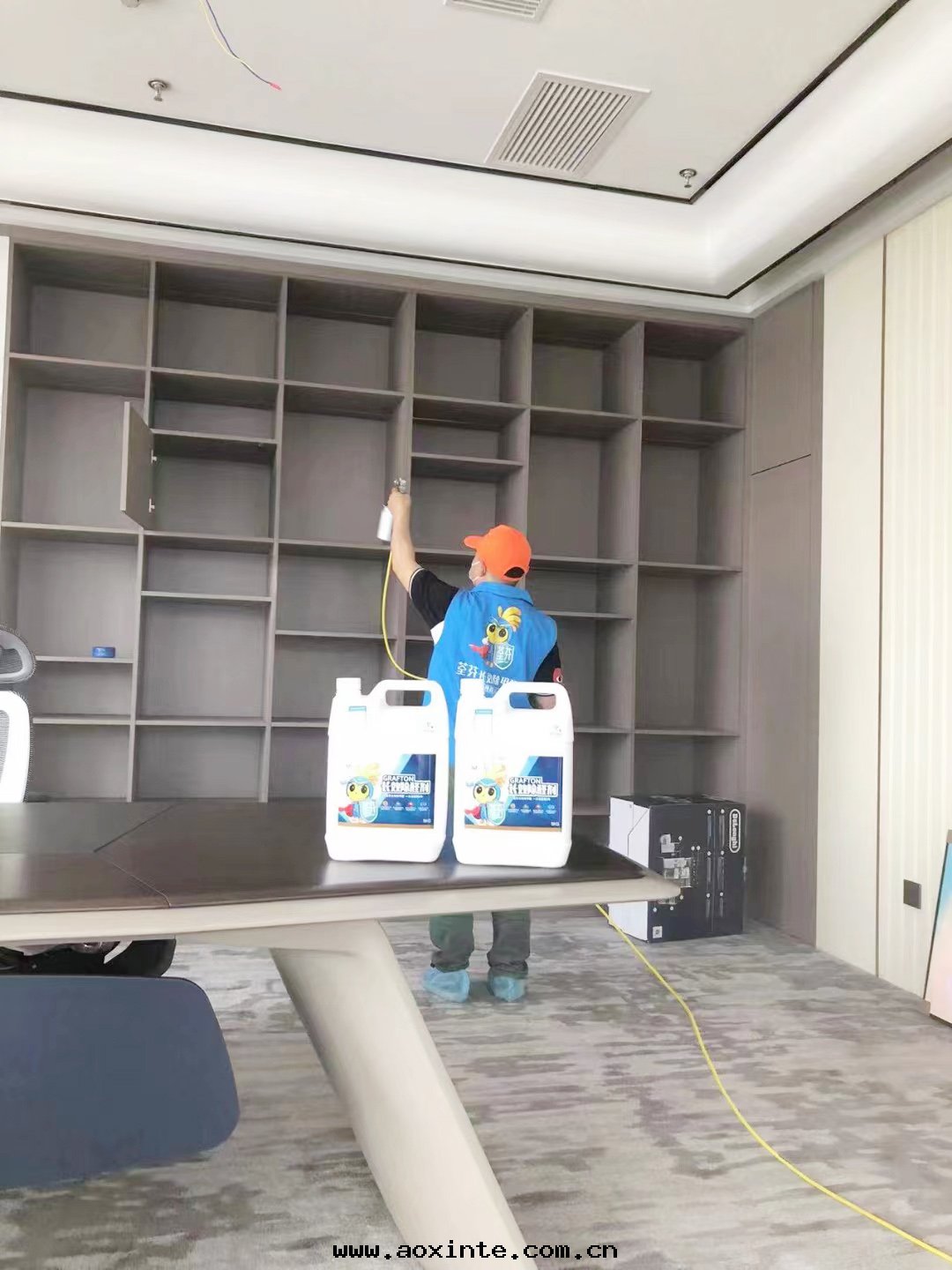 辦(bàn)公(gōng)室(shì)櫃子噴槍施工治理(lǐ)